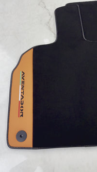 Schwarze Fußmatten für Lamborghini Aventador mit orangefarbenem (Arancia Mira) Nappaleder