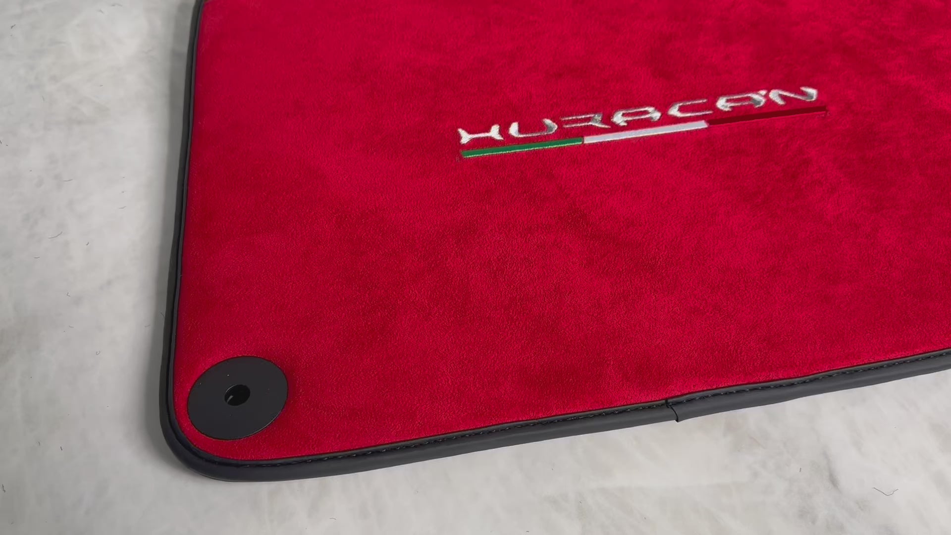 Bilmatter for Lamborghini Huracan i Alcantara rød lær med Huracan-logo - AutoWin.EU