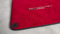Bilmatter for Lamborghini Huracan i Alcantara rød lær med Huracan-logo