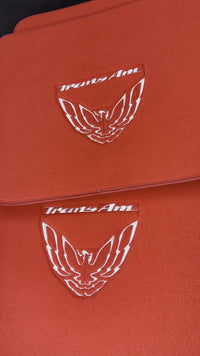 Rote Fußmatten für Pontiac FireBird der ersten Generation (1967-1969) mit Trans Am-Logo