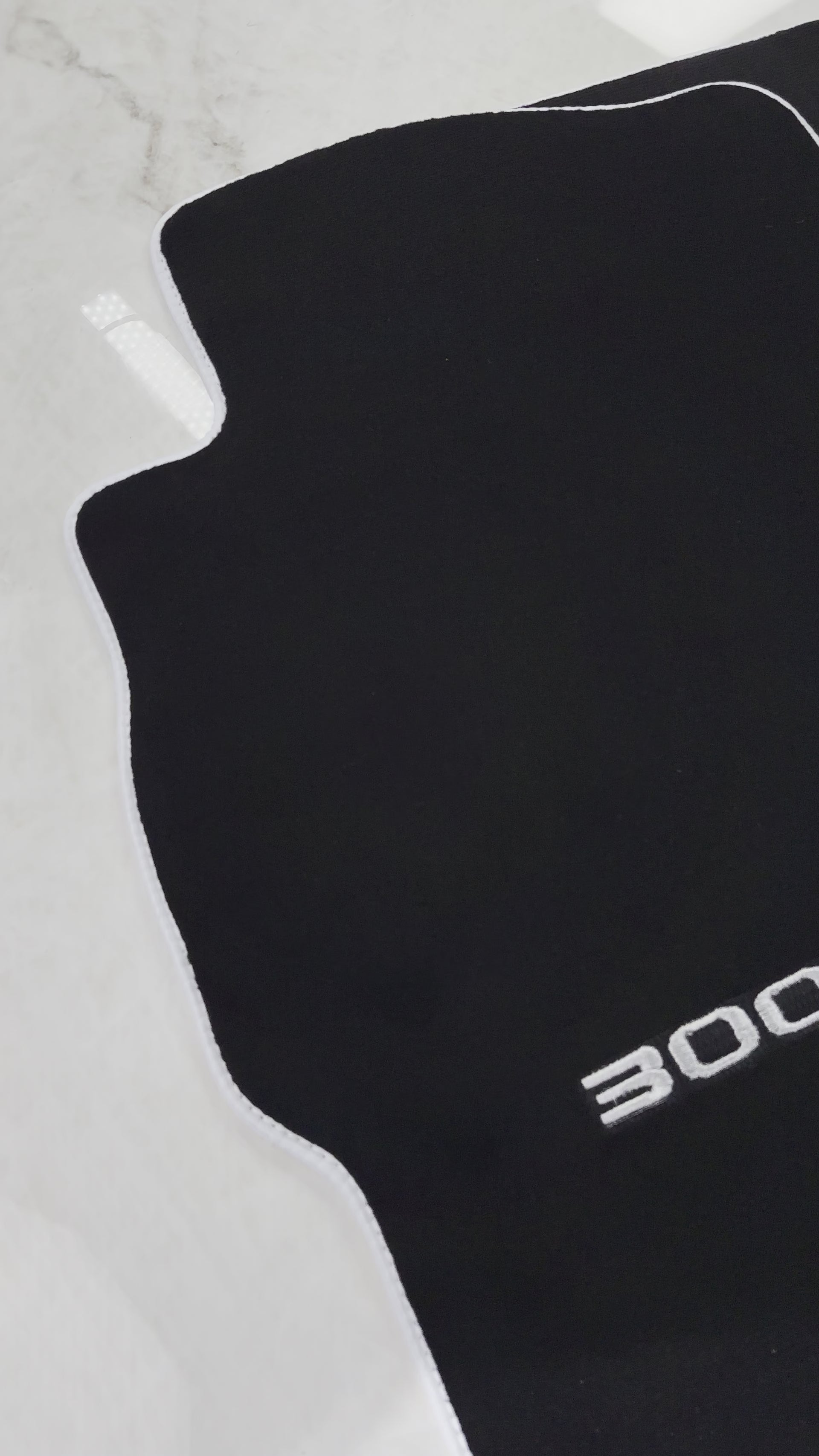 Schwarze Fußmatten für Nissan 300ZX (1990–2000) mit weißem Rand - AutoWin