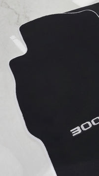 Schwarze Fußmatten für Nissan 300ZX (1990–2000) mit weißem Rand