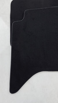 Schwarze Fußmatten für Toyota Hilux (2005–2015).