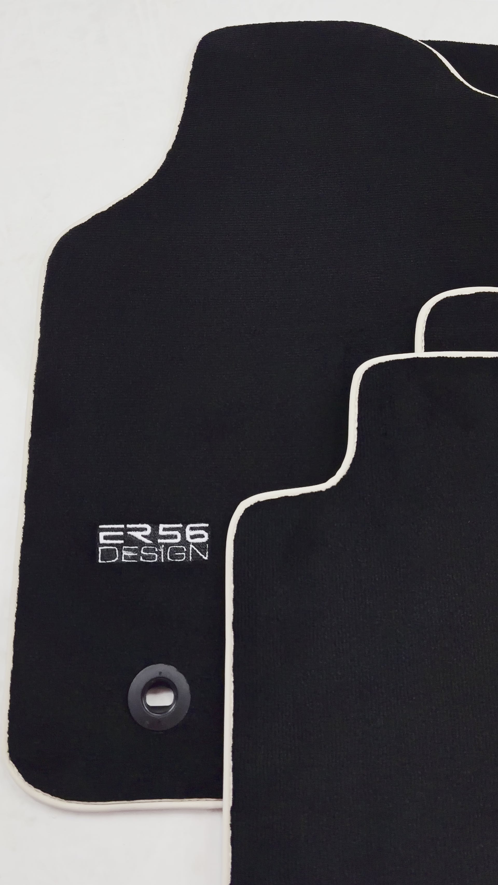 Svart bilmatter for Toyota Hilux (2005-2015) ER56 design - ER56 Design