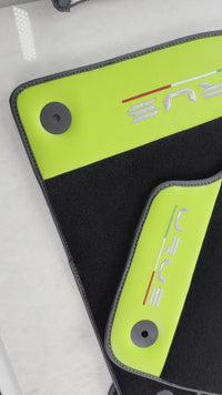 Schwarze Fußmatten für Lamborghini Urus mit grünem Leder