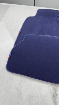 Blaue Fußmatten für BMW 5er E39 Limousine (1996–2003).