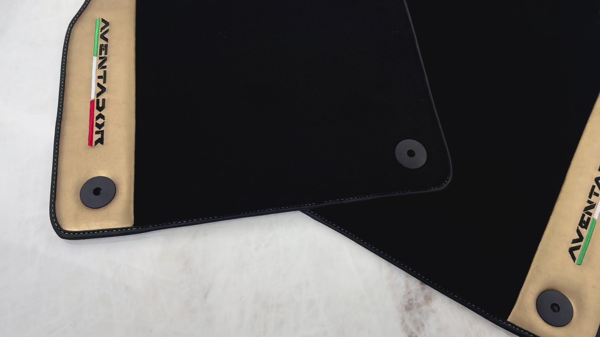 Schwarze Fußmatten „Italian Edition“ für Lamborghini Aventador (2012-2022) mit goldenem Lederrand - AutoWin.EU