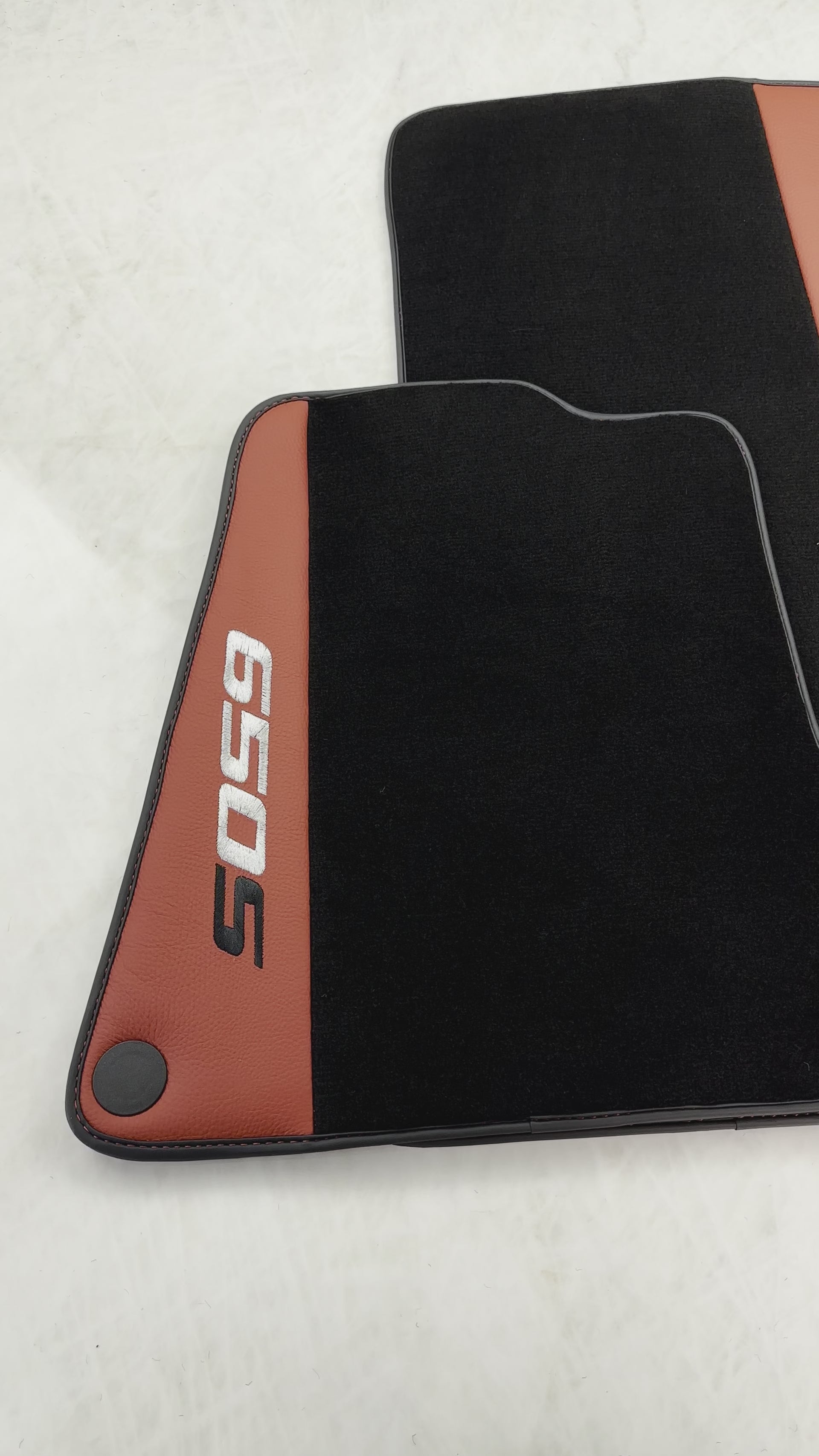 Schwarze Fußmatten für McLaren 650S, schwarz, maßgeschneidert mit rotem Leder - AutoWin.EU