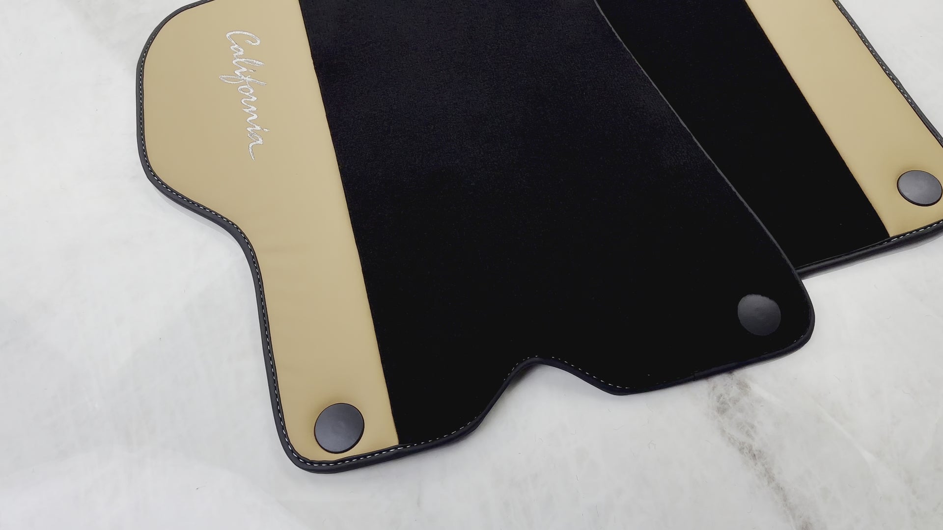 Schwarze Fußmatten für Ferrari California (2008–2014) mit beigem Tradizione-Nappaleder - AutoWin