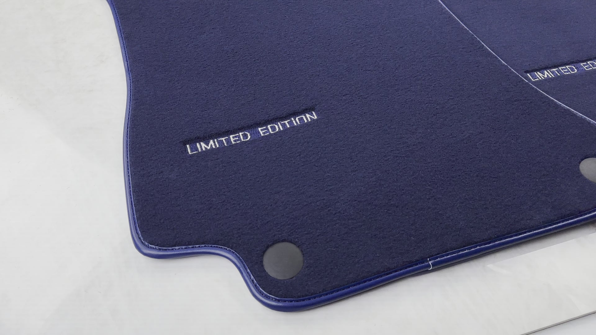 Dunkelblaue Fußmatten für Mercedes Benz E-Klasse W213 Limousine (2016–2020) | Limitierte Auflage, beschränkte Auflage - AutoWin