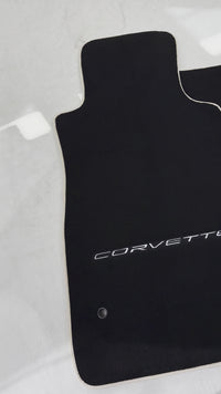 Schwarze Fußmatten für Chevrolet Corvette C6 (2005–2013) mit beigem Rand