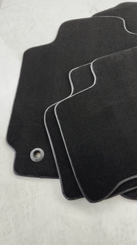 Schwarze Fußmatten für Toyota RAV4 (2013–2018).