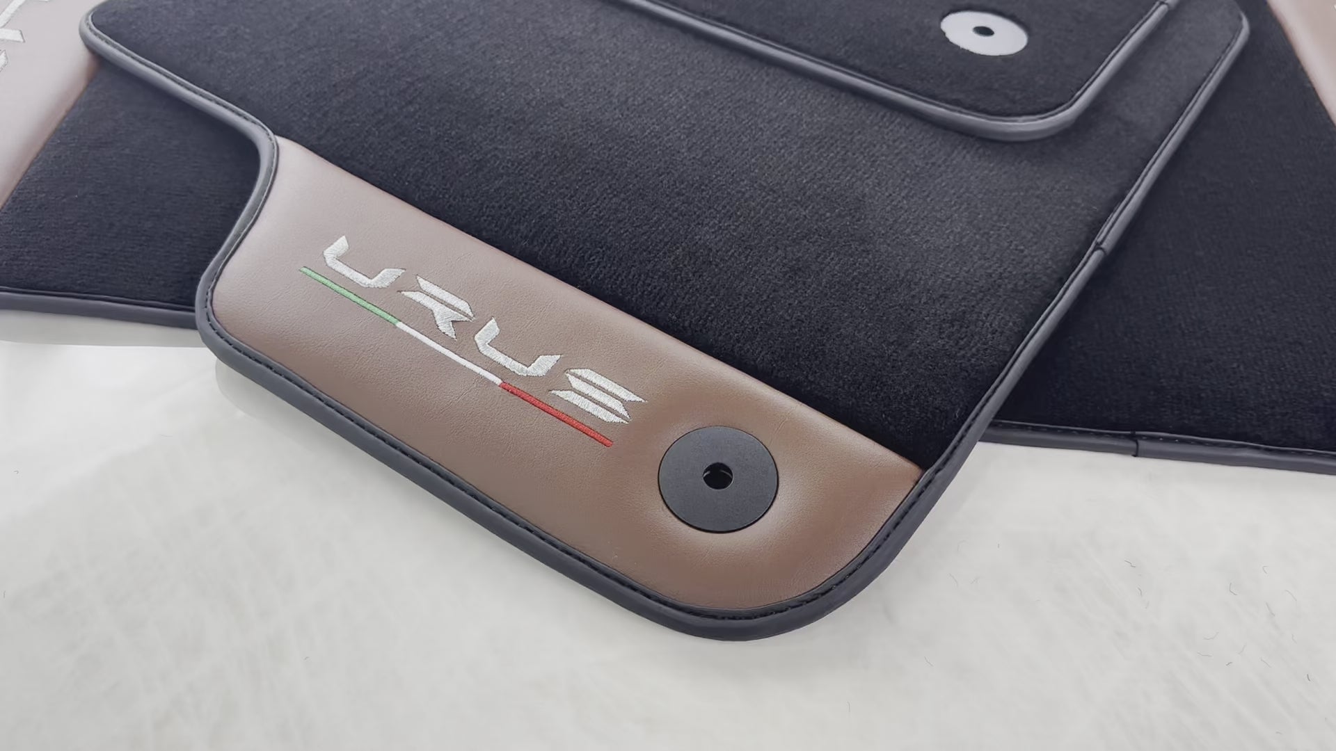 Schwarze Fußmatten für Lamborghini Urus mit braunem Leder - AutoWin.EU