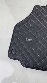 Leder-Fußmatten für Ferrari 458 Spider (2012–2015) mit weißem Naht-ER56-Design