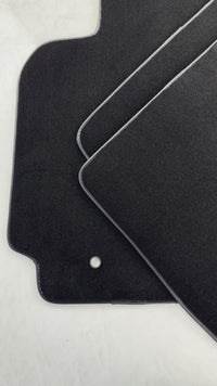 Schwarze Fußmatten für Toyota RAV4 (2000–2003).