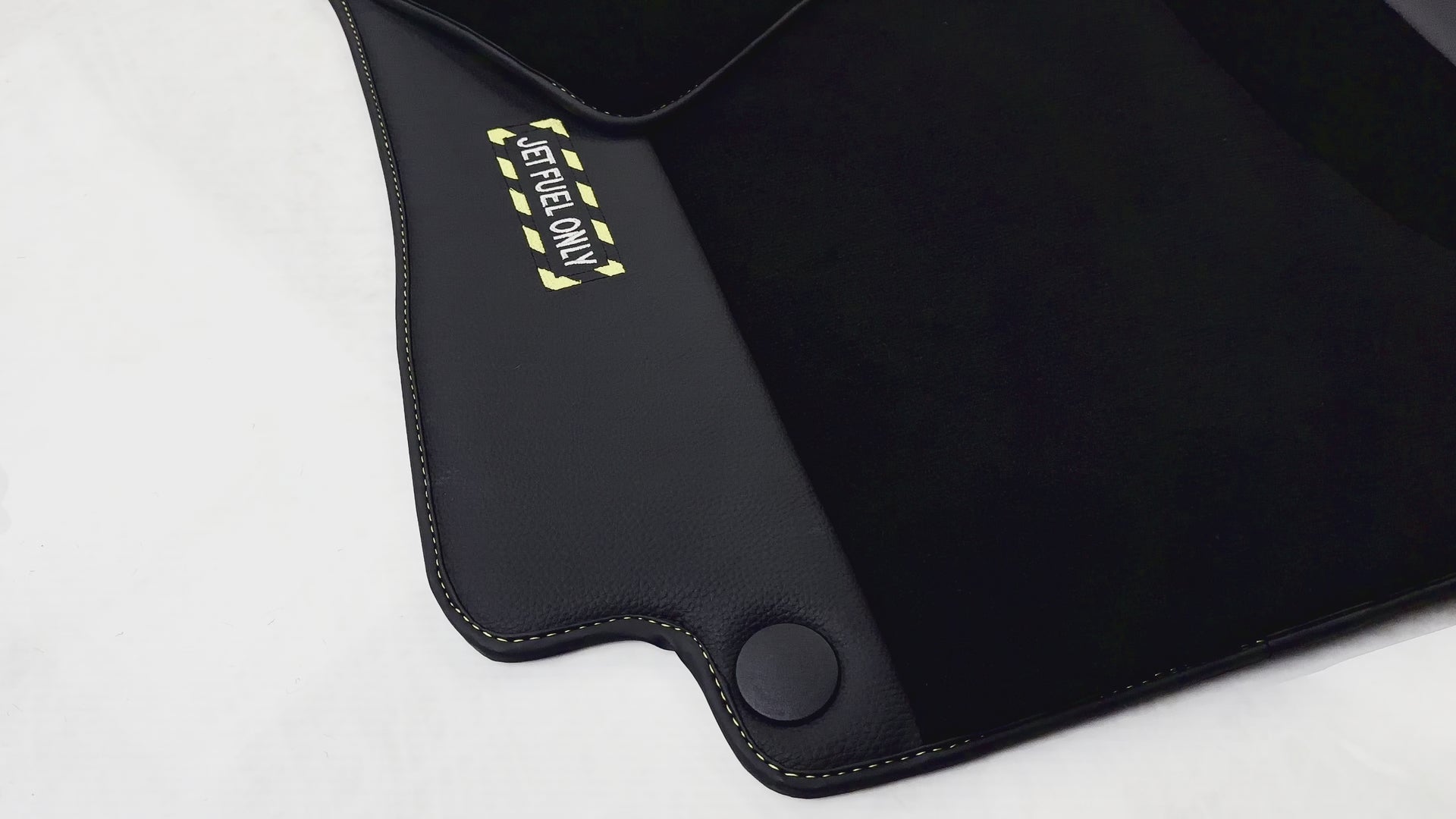 Schwarze Fußmatten mit Leder für Mercedes Benz E-Klasse W213 Limousine (2016–2020) – „Nur Jet Fuel“ - AutoWin