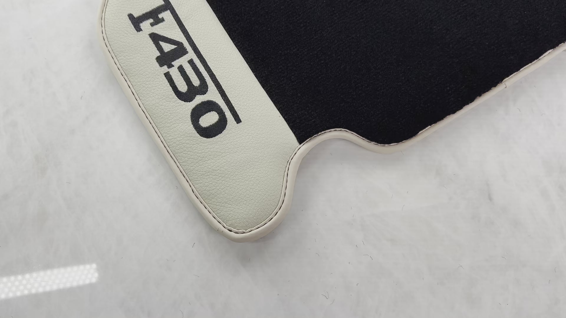 Svarte bilmatter for Ferrari F430 2004-2009 med beige skinn - AutoWin