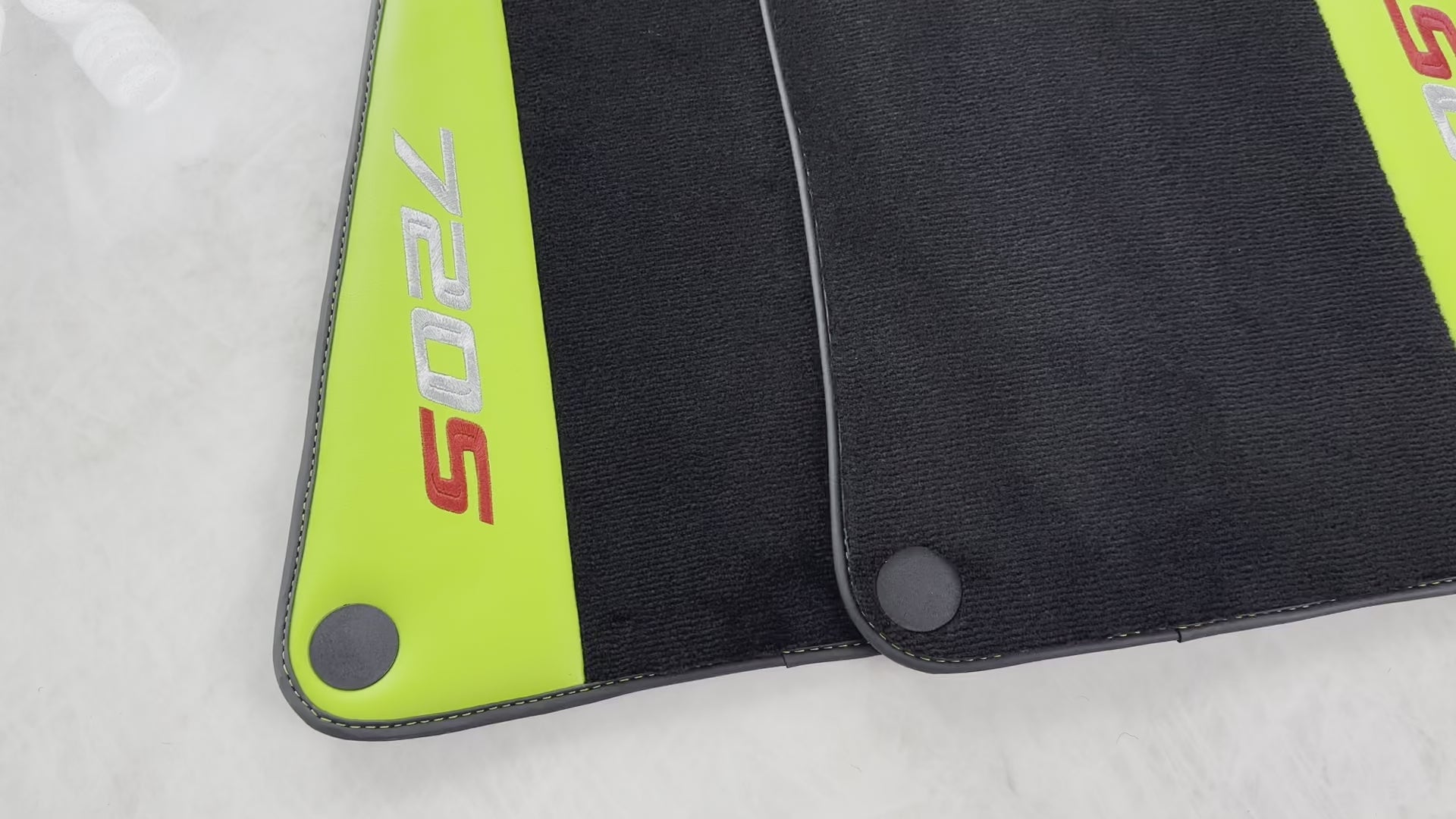 Svart bilmatter for McLaren 720S år 2017-2021 med grønt lær - AutoWin