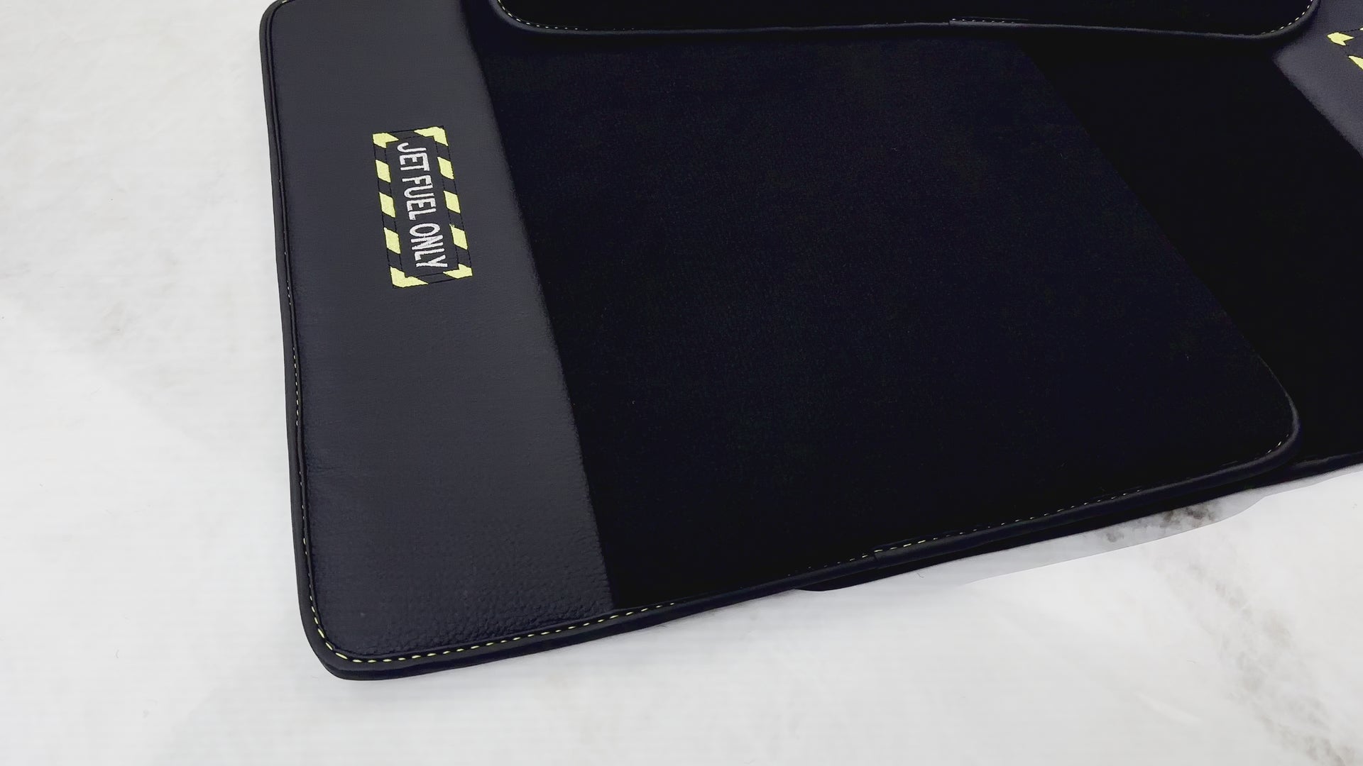 Schwarze Fußmatten mit Leder für BMW 5er G30 – „Nur Jet Fuel“ - ER56 Design