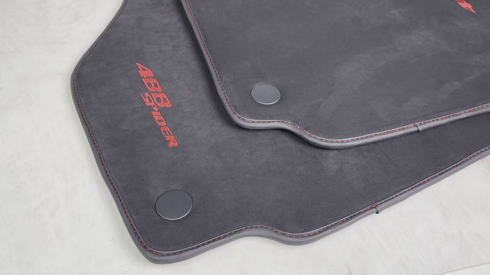 Alcantara-Fußmatten für Ferrari 488 Spider 2016–2022, rote Nähte - AutoWin