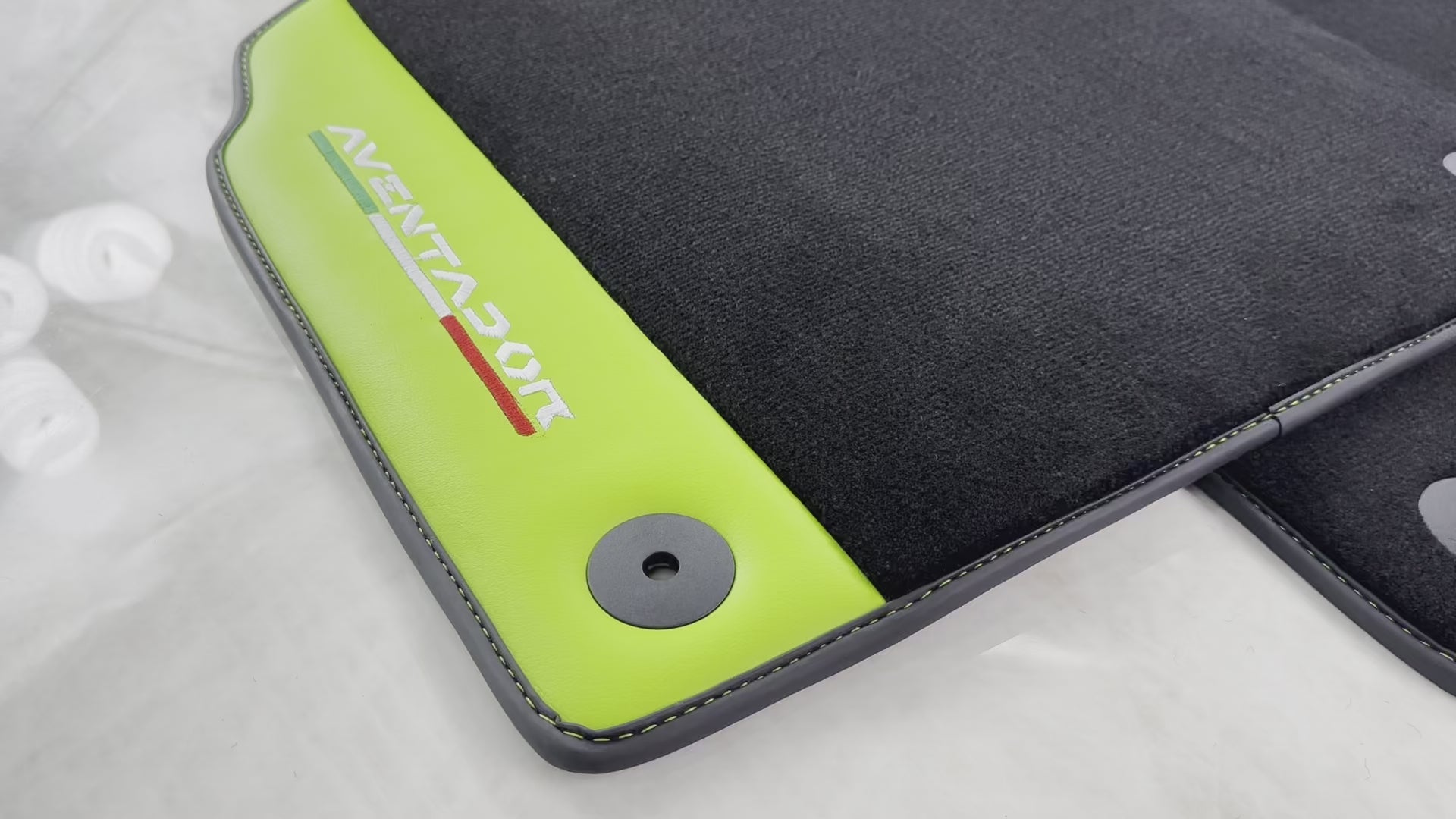 Svarte bilmatter for Lamborghini Aventador med grønn skinn - AutoWin.EU