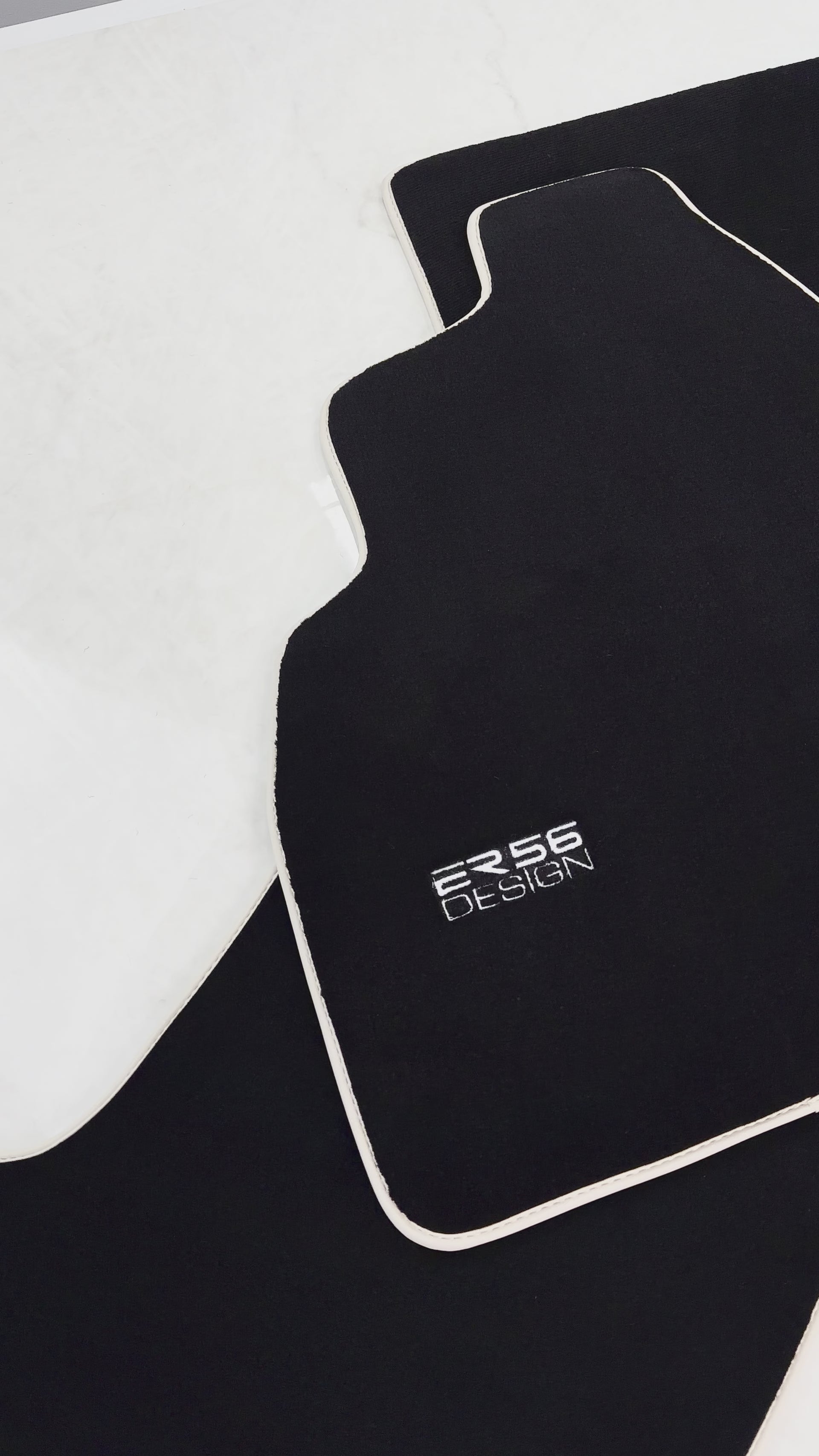 Svart bilmatter for Toyota Land Cruiser 80 (1985-1997) beige kant | ER56 Design - ER56 Design