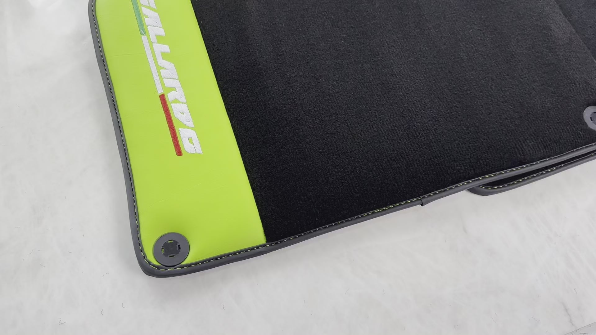 Schwarze Fußmatten für Lamborghini Gallardo mit grünem Leder - AutoWin.EU