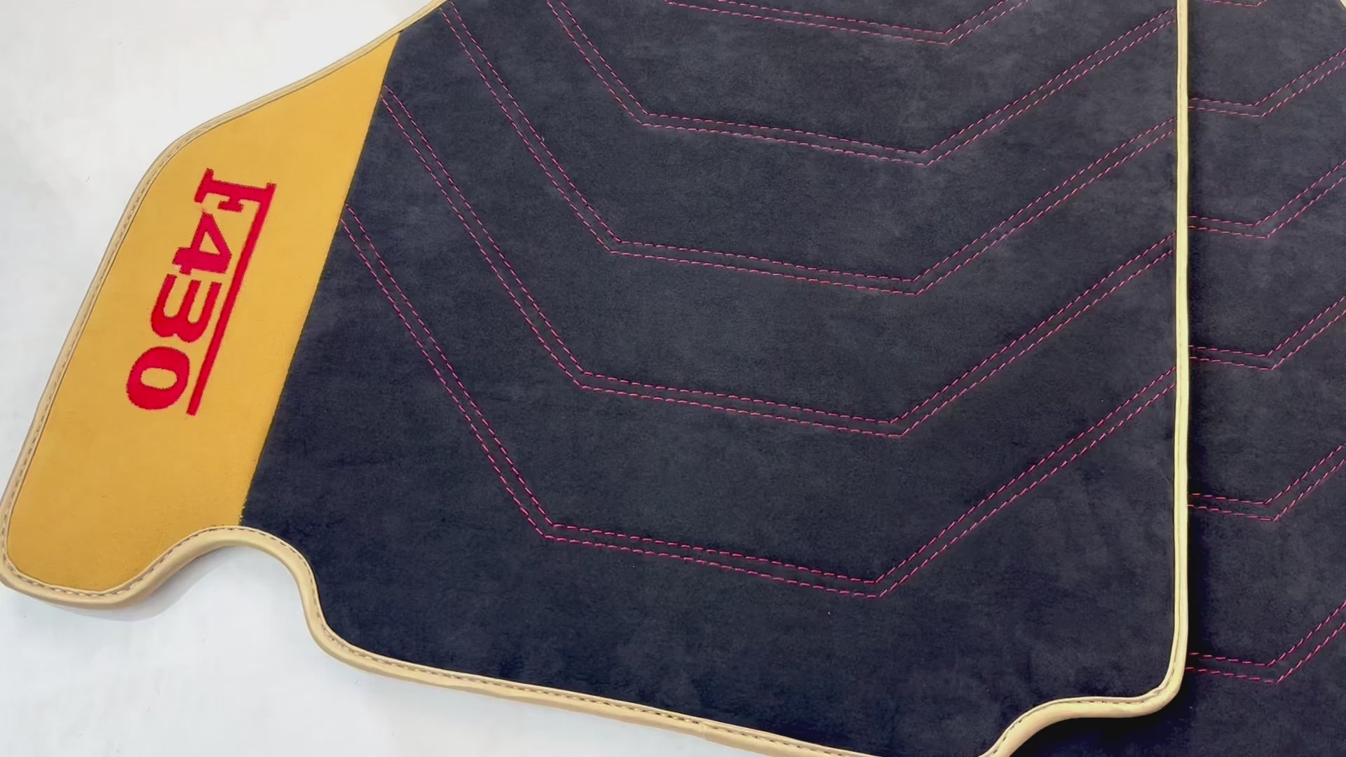 Svarte Alcantara bilmatter for Ferrari F430 (2004-2009) - Rød søm - AutoWin