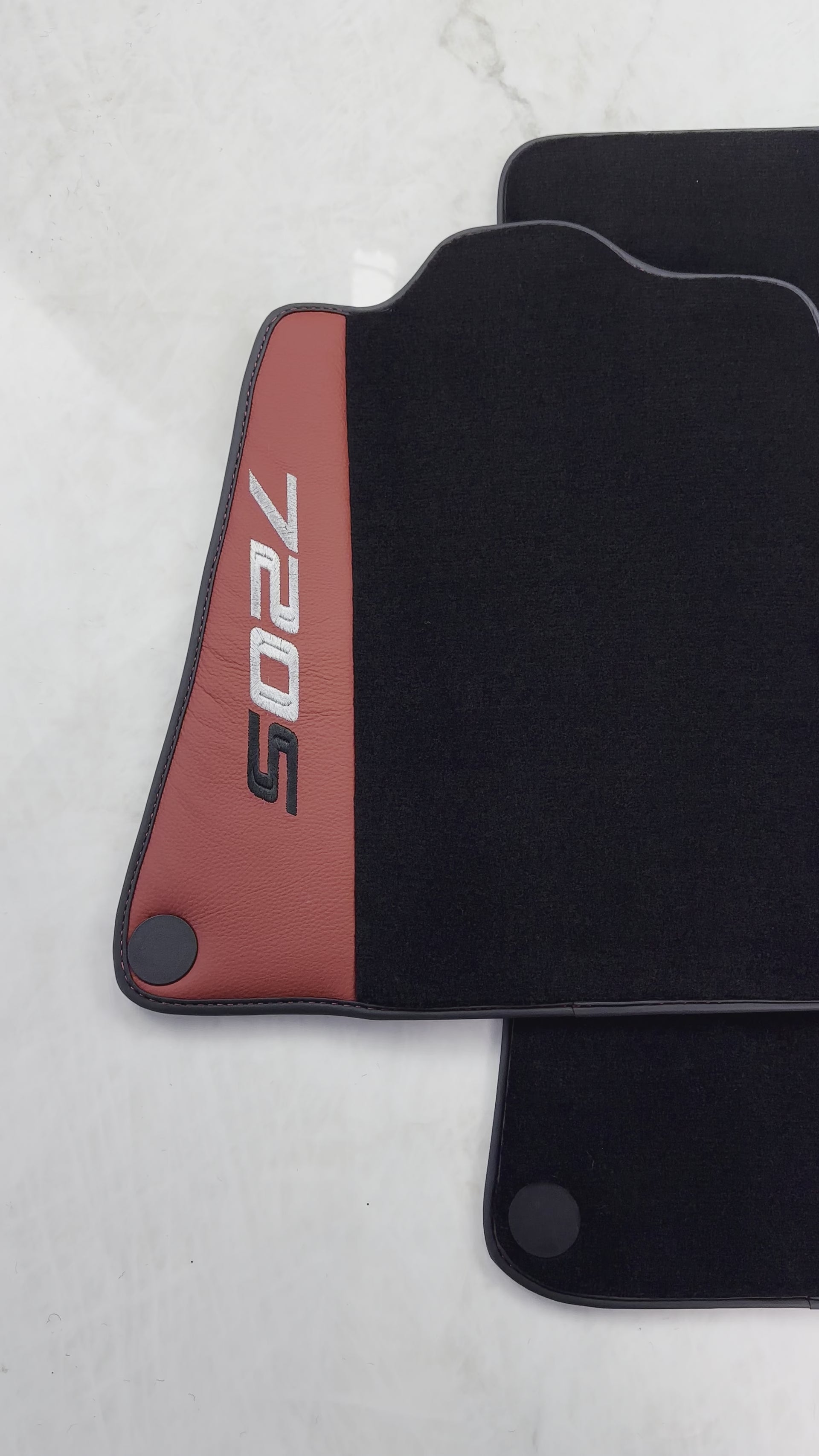 Sorte bilmatte for McLaren 720S (2017-2021) med rød lær - AutoWin