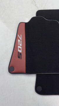 Schwarze Fußmatten für McLaren 720S (2017–2021) mit rotem Leder