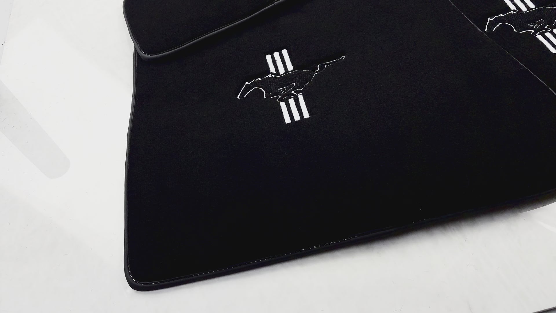 Schwarze Fußmatten für Ford Mustang V (2004–2010) mit Pony - AutoWin.EU