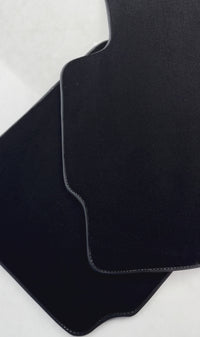 Schwarze Fußmatten für Honda CR-V (1997–2001).