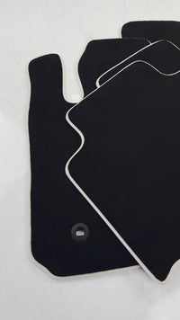 Schwarze Fußmatten für Toyota RAV4 (2006–2013).