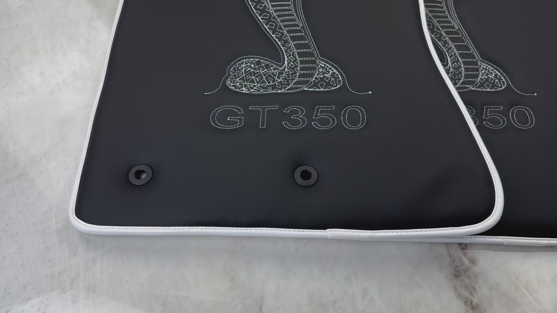 Lærcar-matter for Ford Mustang GT350 Shelby (2015-2021) med Cobra-søm | Hvit trim - ER56 Design