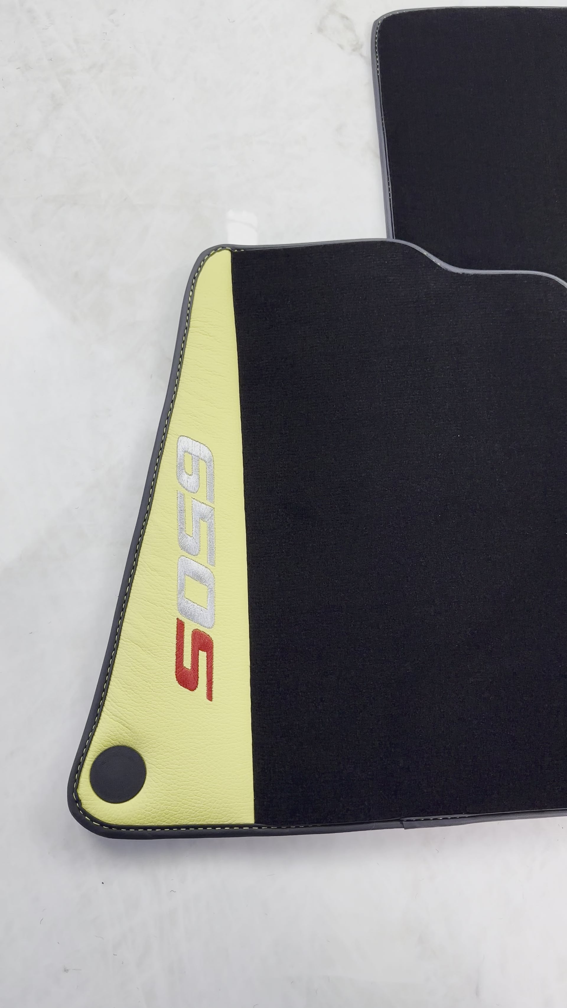 Schwarze Fußmatten für McLaren 650S, schwarz, maßgeschneidert mit gelbem Leder - AutoWin.EU