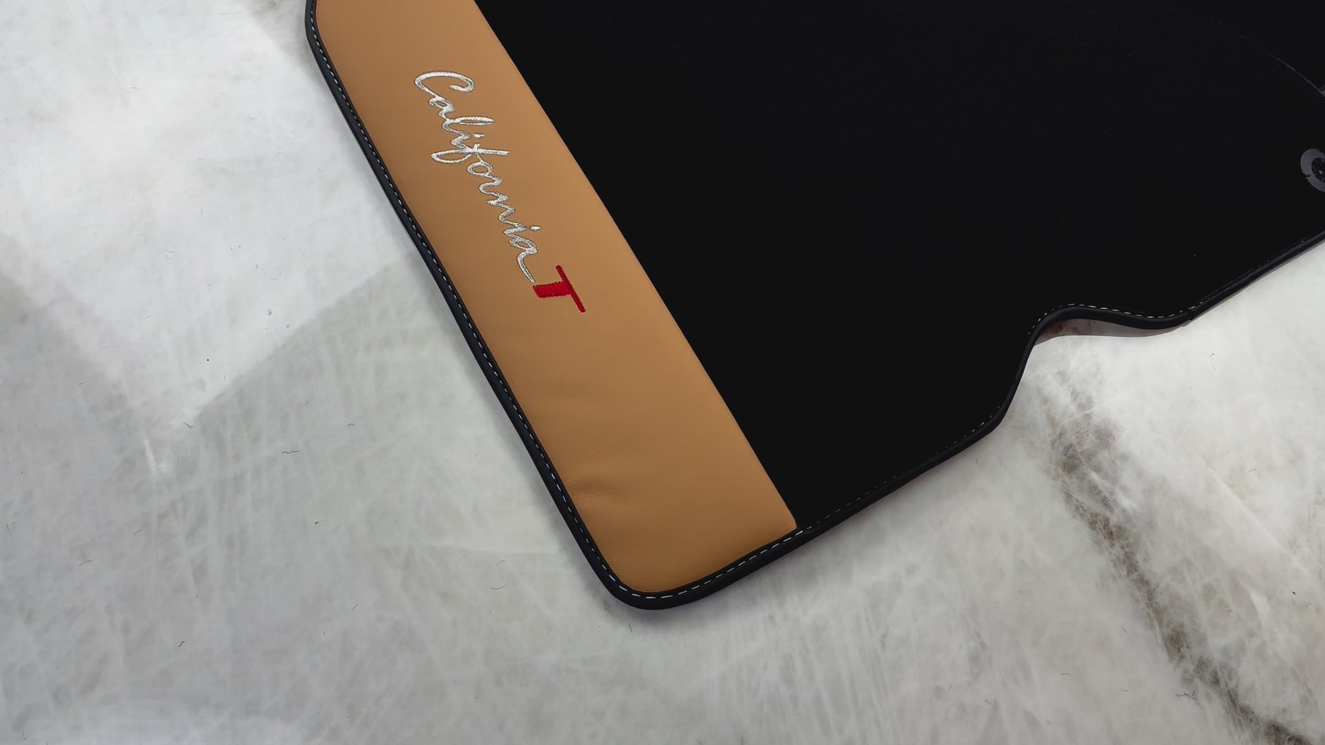 Schwarze Fußmatten für Ferrari California T (2015-2018) mit beigem Nappaleder - AutoWin