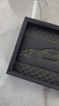 Schwarze Leder Corvette C8 inspirierte Wandkunst: Bestickte gelbe Naht