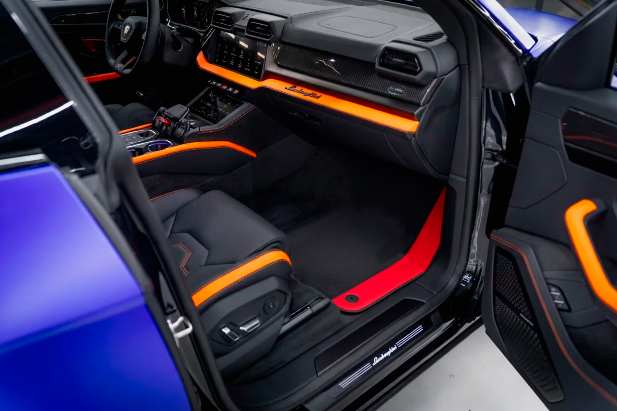 Schwarze Fußmatten für Lamborghini Urus mit rotem Nappaleder