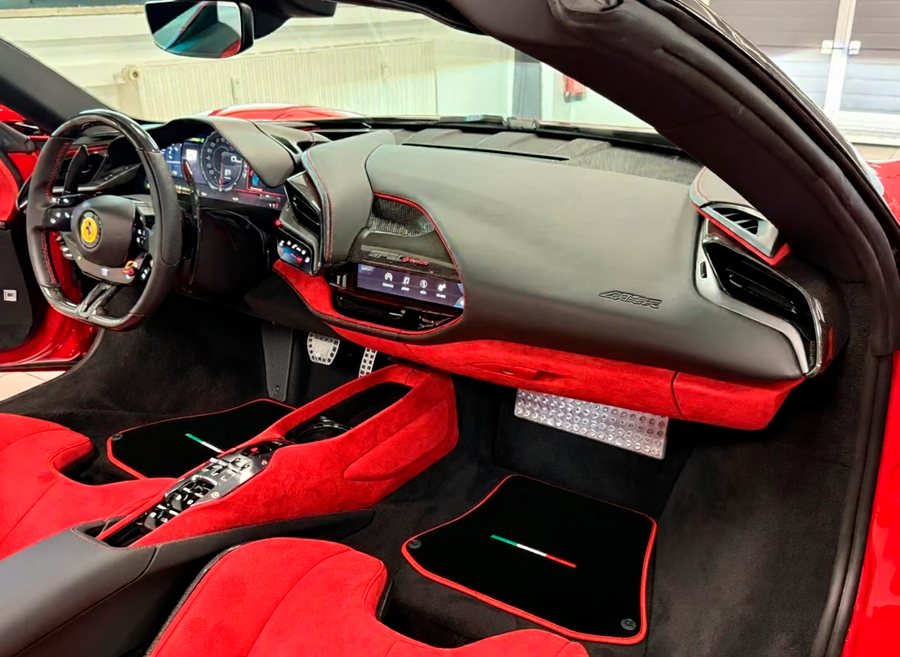 Svarte Bilmatter for Ferrari Portofino (2018-2023) italiensk utgave med røde detaljer