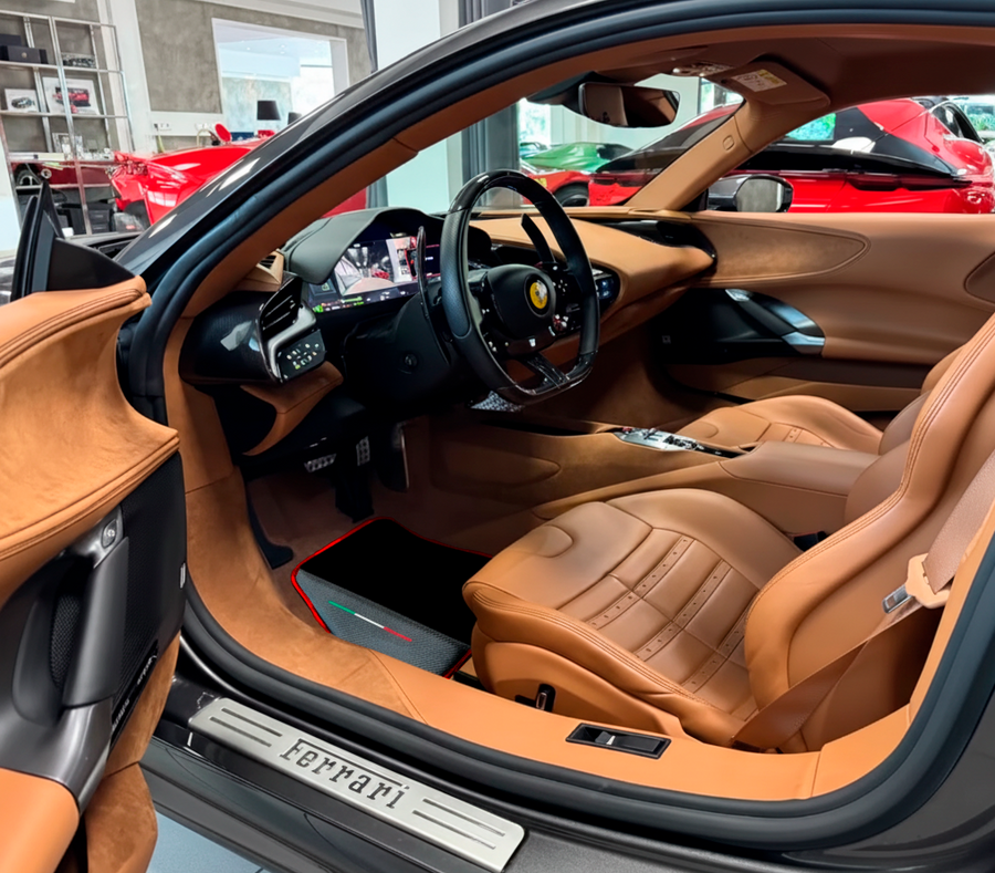 Svarte Bilmatter for Ferrari SF90 Stradale (2019-2024) med Karbonfiber | Rødt Trim