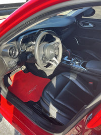 Røde bilmatter for Alfa Romeo Giulia (2016-2024) med firehjulsdrift