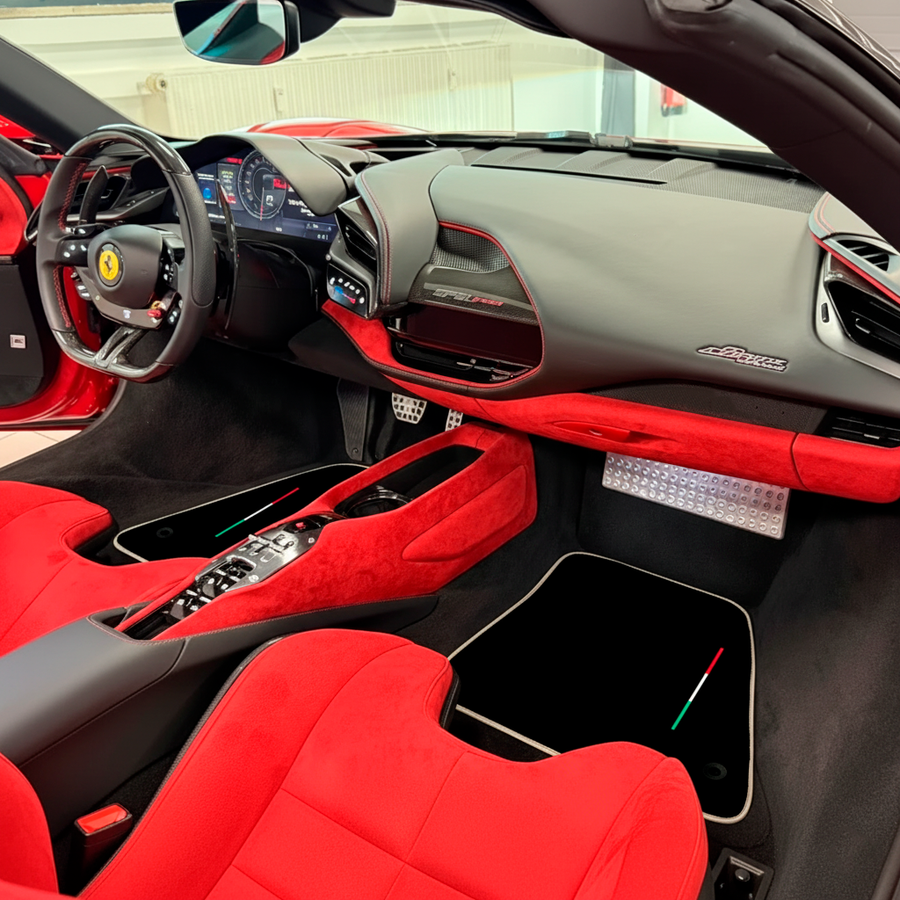 Schwarze Fußmatten für Ferrari SF90 Stradale (2019-2024) mit beigem Rand