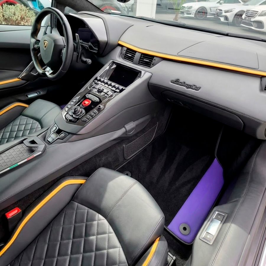 Anpassbare Fußmatten aus violettem Leder in Schwarz für Lamborghini Aventador | Schwarzer Rand