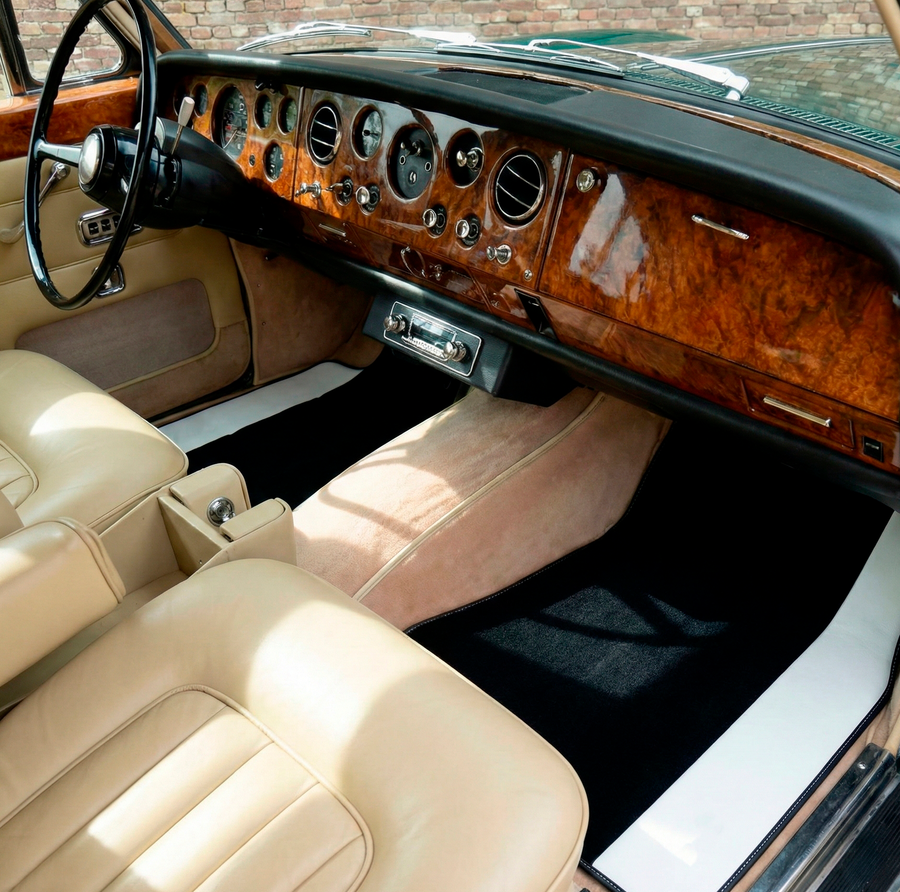 Svarte bilmatter for Rolls Royce Shadow (1965-1977) med hvitt lær