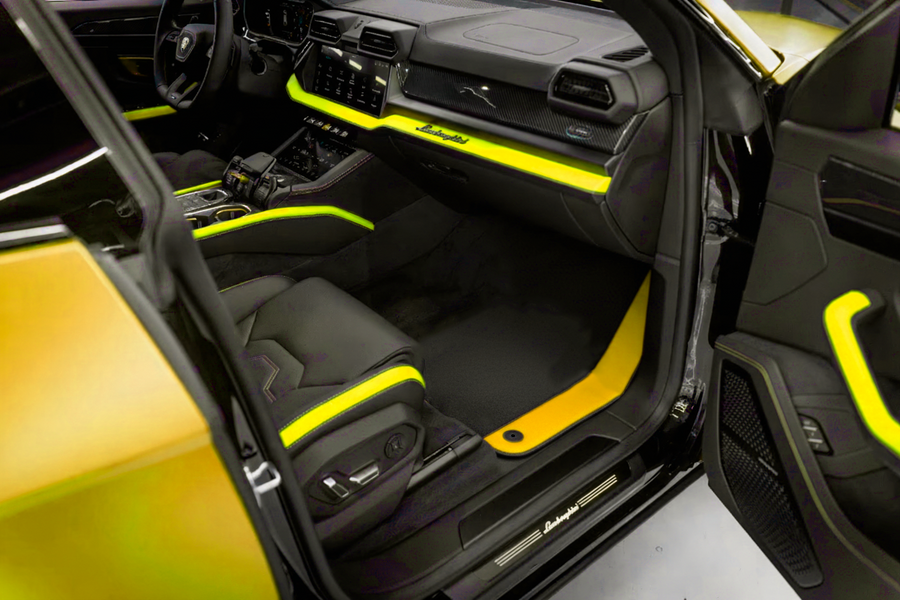 Tilpassbare svarte bilmatter for Lamborghini Urus med gult Alcantara-lær