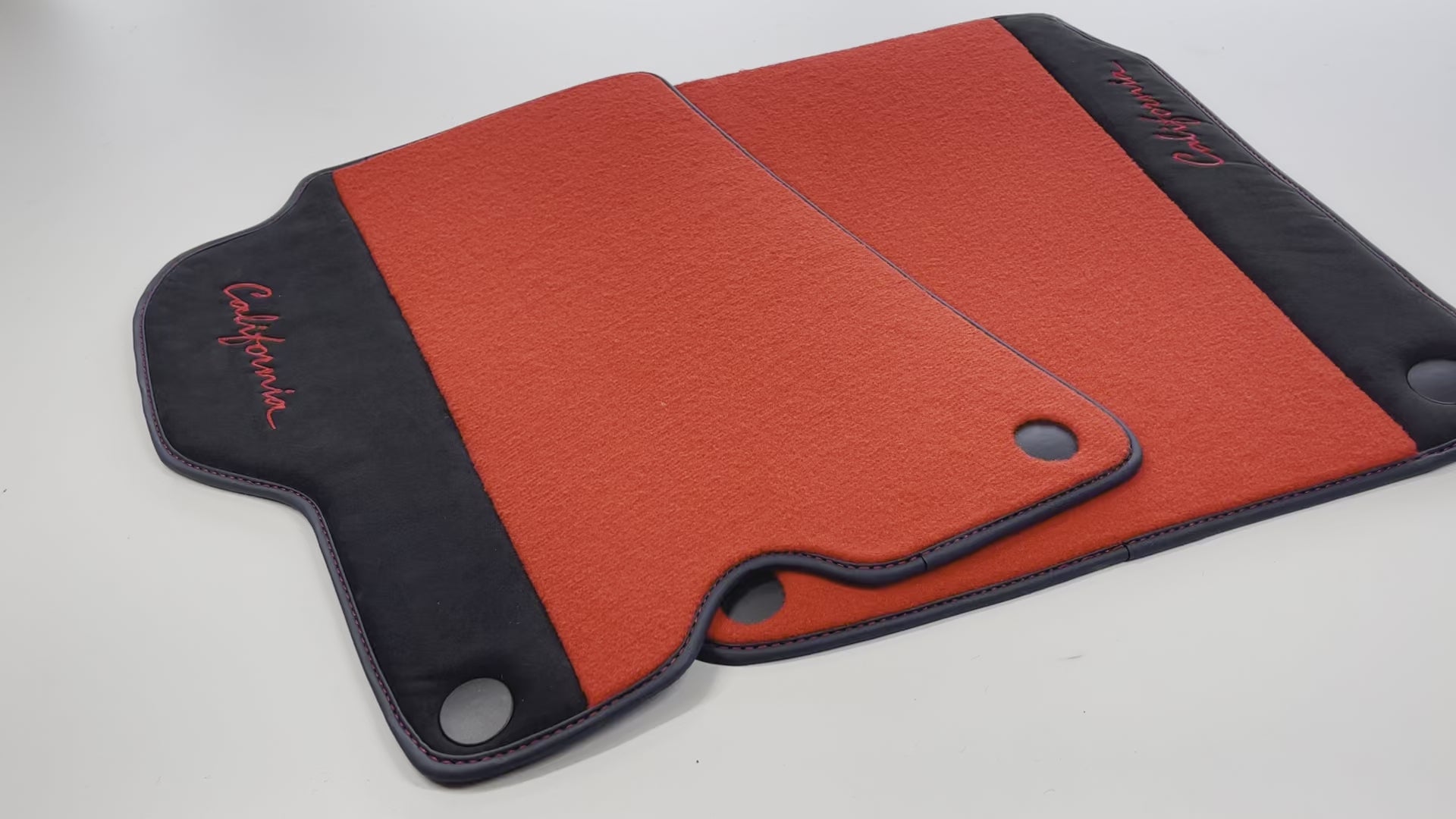 Rote Fußmatten für Ferrari California 2008–2014 mit Alcantara - AutoWin